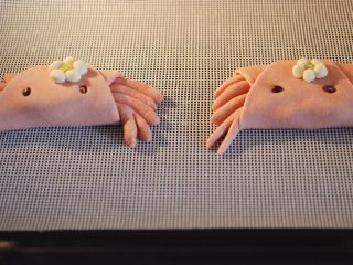 15、花样小螃蟹馒头,把做好的小螃蟹进行二发，待面团发至原来的1.5倍大的时候。