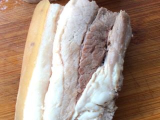 1、辣子蒜苗回锅肉,五花肉凉水下锅放葱姜，料酒煮至六成熟，捞出沥干水分，放凉备用