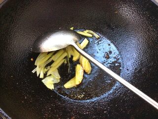 8、辣子蒜苗回锅肉,爆香葱姜