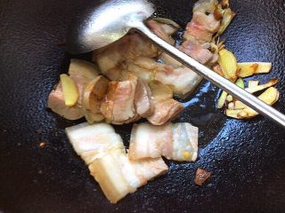 9、辣子蒜苗回锅肉,下五花肉，小火煸炒出油