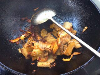 11、辣子蒜苗回锅肉,和肉炒均匀