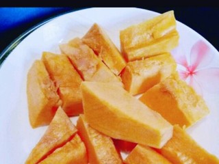 2、南瓜豆沙包,切小块隔水蒸熟，(可以用筷子扎一下，轻松扎透就可以了。)