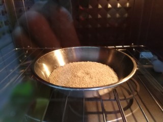 1、中式点心+老婆饼,首先准备馅料部分。白芝麻放入烤箱烤熟。120度7分钟。根据自家烤箱温度去烤。
