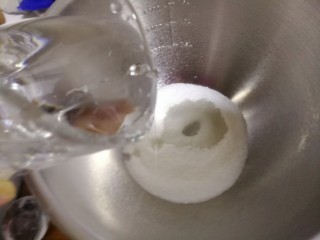 2、中式点心+老婆饼,盆里倒入砂糖75g,水110g,