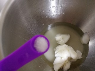 4、中式点心+老婆饼,放入1克盐。