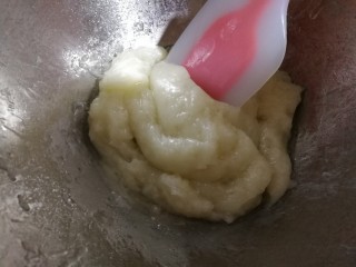 6、中式点心+老婆饼,用刮刀快速搅匀。