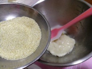 7、中式点心+老婆饼,再倒入烤熟的白芝麻拌匀。
