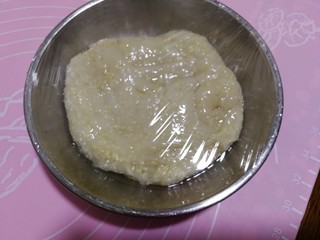 8、中式点心+老婆饼,装入盘里盖上保鲜膜。放入冰箱冷藏一小时。这样是为了分份时不黏手。