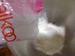 9、中式点心+老婆饼,现在来做水油皮部分。在盆里倒入中粉110g,糖粉15g,