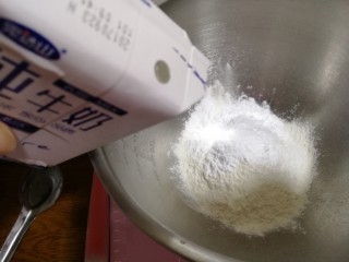 10、中式点心+老婆饼,倒入牛奶45g,