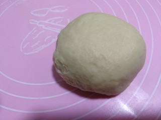 13、中式点心+老婆饼,再用手揉成光滑的面团。