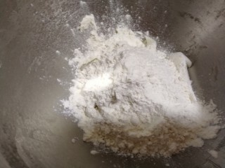 14、中式点心+老婆饼,油酥部分:盆里倒入低筋面粉80g,猪油35g。