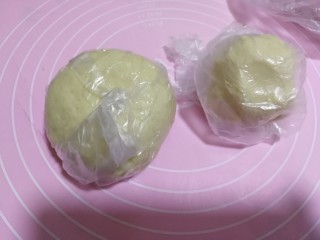 15、中式点心+老婆饼,揉好的面团用保鲜袋装好,省25分钟。