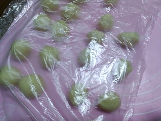 16、中式点心+老婆饼,省好的面团各分成10份,揉好成球盖上保鲜袋膜。一定这样做。省10分钟。