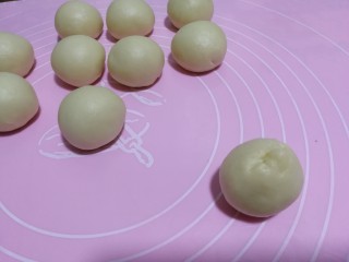 18、中式点心+老婆饼,包好后,收口面向下放置。