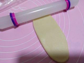 21、中式点心+老婆饼,十分钟后,取包好的面团,用擀面杖擀成长条状。我用的是带有紫色固圈的擀面杖,这样赶出来的厚度非常均匀。