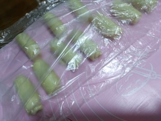 23、中式点心+老婆饼,全部擀好后,盖上保鲜袋,在醒发10分钟.