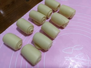 25、中式点心+老婆饼,擀好后再从下向上卷起放好。