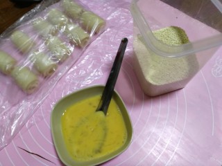 26、中式点心+老婆饼,准备好全蛋液和芝麻。
