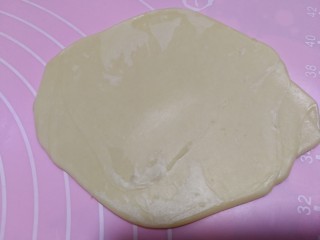 27、中式点心+老婆饼,拿一个撩干好的面团儿,擀成中间厦,周围薄的面皮儿。如