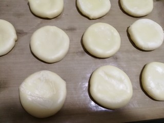 31、中式点心+老婆饼,放在放了油纸的烤盘上。