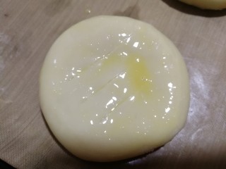 32、中式点心+老婆饼,现在表面上刷上蛋液,用刀割三道小口。不用割太深刻,割到馅料部分就可以。