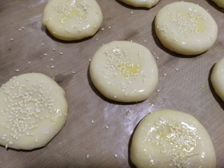 33、中式点心+老婆饼,撒上白芝麻装饰。