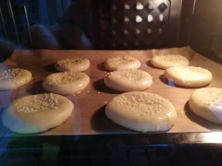 34、中式点心+老婆饼,预热后放入中层,上火180°下火170°烤18分钟。