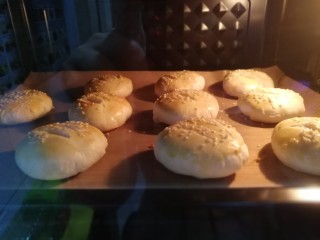 35、中式点心+老婆饼,中间随时观察烤的状态。根据自家烤箱的温度调整。