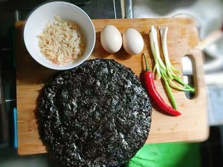 1、紫菜虾皮鸡蛋面,准备食材。