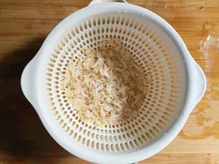 2、紫菜虾皮鸡蛋面,将虾皮洗净。