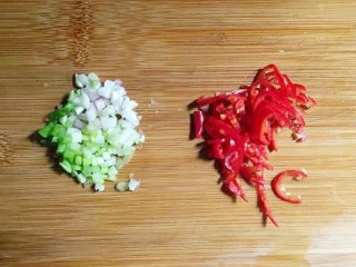 4、紫菜虾皮鸡蛋面,将葱切成葱花，红辣椒去籽、去蒂，按照自己喜欢的方式，切成小丝或小块。