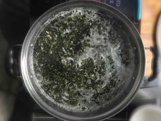 9、紫菜虾皮鸡蛋面,大火将水烧开至滚动时，将两个鸡蛋打入锅內，迅速用汤勺或筷子搅散。（动作慢的话，也可以先打入一个鸡蛋，迅速打散，再打入另一个鸡蛋，再迅速打散。）