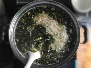 14、紫菜虾皮鸡蛋面,用汤勺搅拌均匀，并从开水中捞出面，倒入汤中。