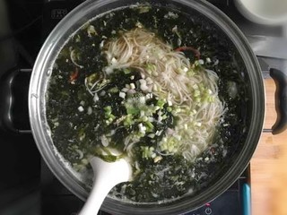 15、紫菜虾皮鸡蛋面,关火，倒入切好的葱花。