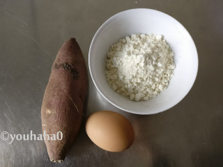 1、红薯丝饼,准备材料，红薯个头不大