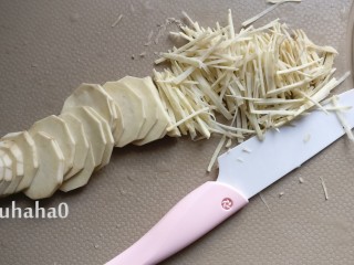 2、红薯丝饼,红薯洗净削掉外皮，切片后再切成细丝，奈瓷刀非常给力