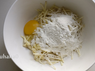 3、红薯丝饼,红薯丝、一个鸡蛋、面粉收在大碗中