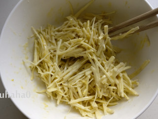 4、红薯丝饼,加一点清水拌匀