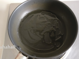 5、红薯丝饼,平底锅中放入适量的植物油，小火加热