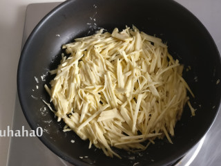 6、红薯丝饼,放入红薯丝铺满锅底，小火煎