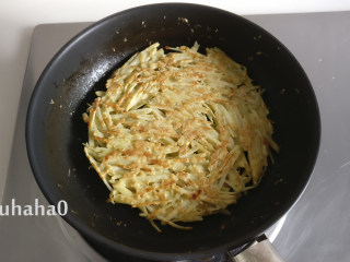 7、红薯丝饼,一面煎黄后翻面，直至煎至2面黄