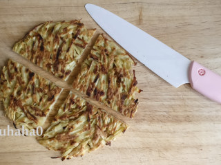 8、红薯丝饼,煎好的红薯饼在案板上，用刀切开