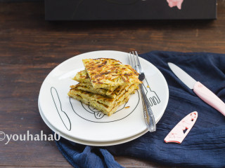 9、红薯丝饼,切块的红薯饼摆放盘中即可，此分量可以做2个红薯饼；