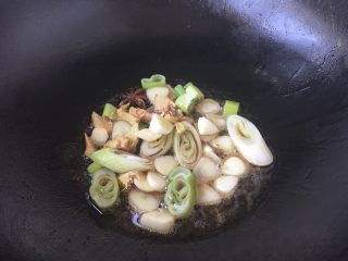 8、老天津卫三鲜打卤面,开大火置锅，锅内留炒虾仁底油，再加入炒菜油（油总量是平时炒肉时的2倍），改中小火，放八角，当八角煸出香味时依次放入姜米、蒜片葱花、辣椒爆香。