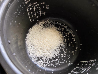 1、红薯南瓜粥,大米，一般做粥我喜欢用圆粒米，煮出来的粥粒大饱满，长粒米一般用来做米饭????。