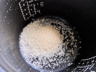 2、红薯南瓜粥,又加了一点白色的小米，黄色小米家里没有了。