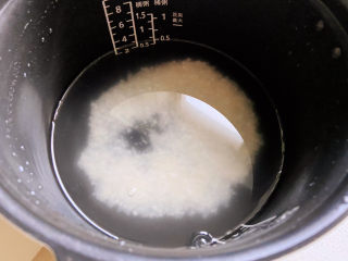 3、红薯南瓜粥,加水浸泡一会儿。