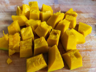 6、红薯南瓜粥,把南瓜皮也去掉，如果喜欢吃带皮的，也可以洗干净保留，切成小块。