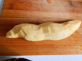 8、红薯南瓜粥,红薯把皮削干净。